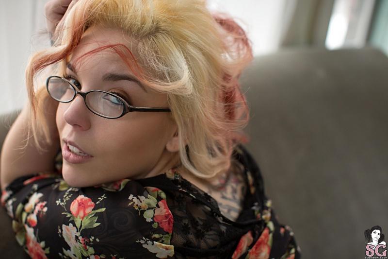 Loirinha tatuada bucetuda gostosa pelada