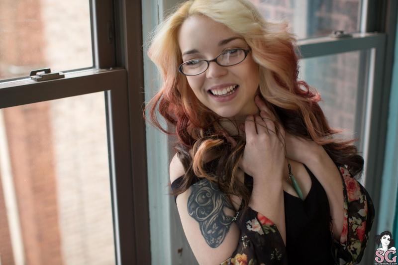 Loirinha tatuada bucetuda gostosa pelada