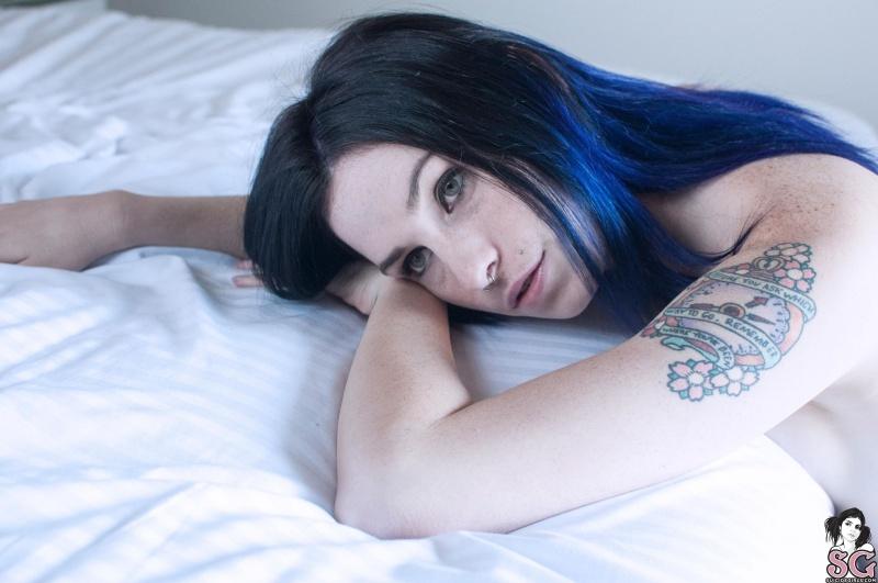 Branquela de cabelos azuis tatuada gsotosa