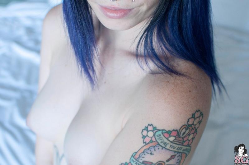 Branquela de cabelos azuis tatuada gsotosa