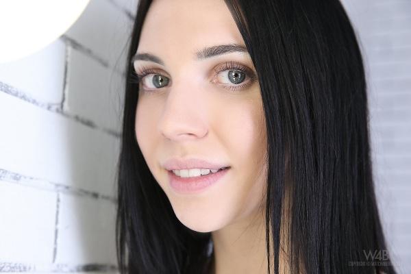 Morena gostosa demais com um belo corpo e uma buceta linda.