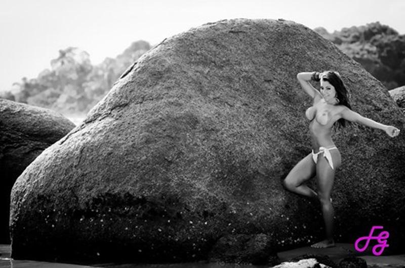 Ex namorada de Thammy Gretchen posa nua para a Face girl