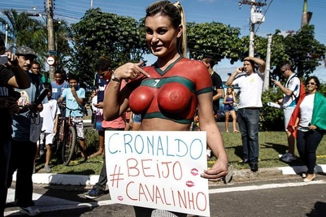 Corpo pintado, peito de fora e provocação internacional