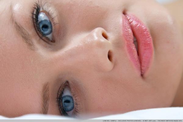 Gata muito gostosa e com uma bela bundinha.