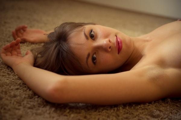 Gatinha muito linda com um belo corpo e uma buceta deliciosa.