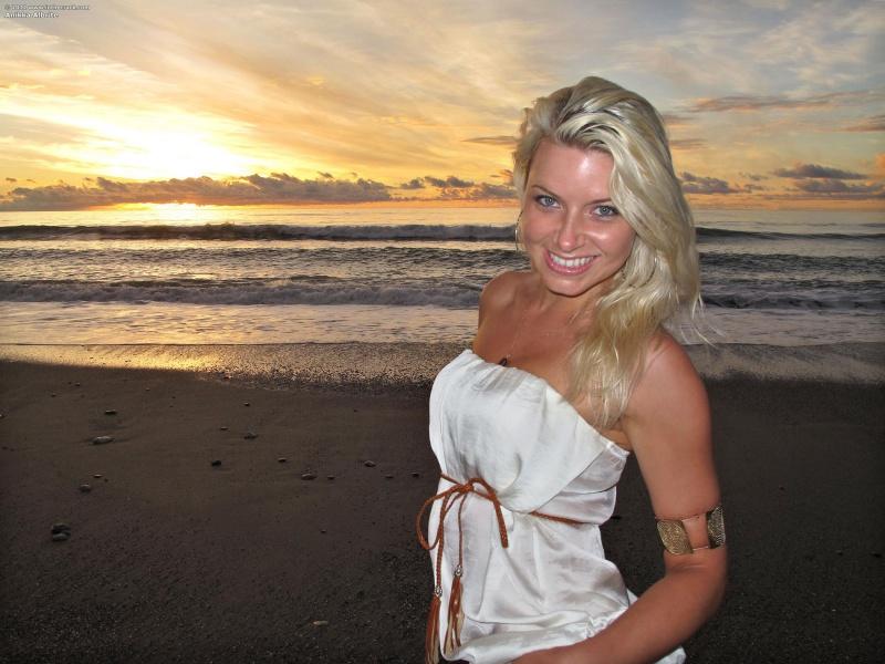 Loira cavala e muito gostosa pelada na praia