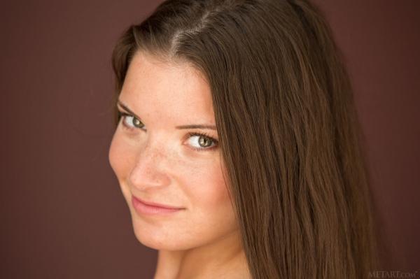 Gata muito linda com uma bela bucetinha.