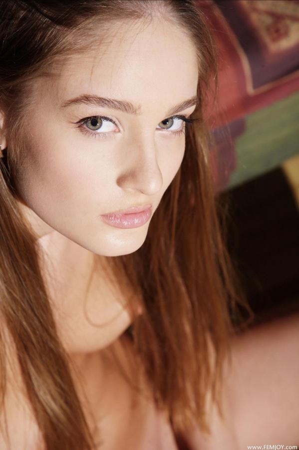 Loirinha linda com bela buceta carnuda