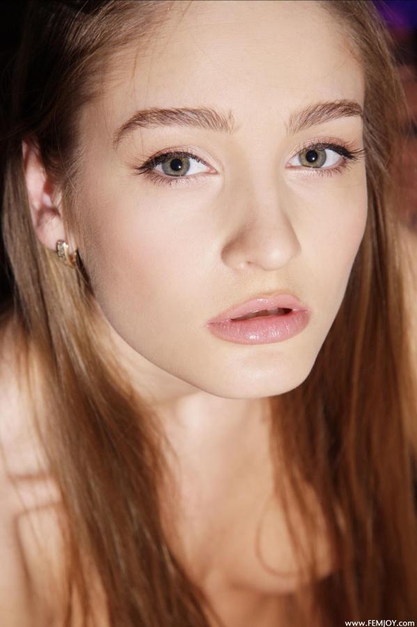 Loirinha linda com bela buceta carnuda