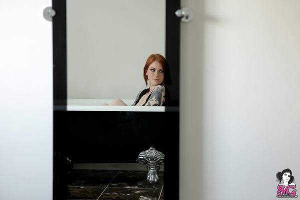 Toda ruivinha até os pentenhos com peitinhos lindos nua na banheira