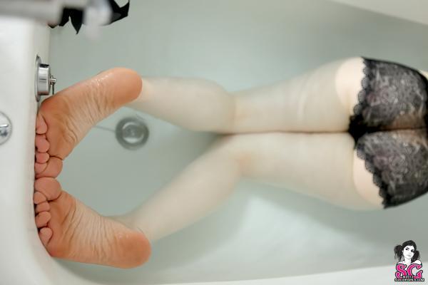 Toda ruivinha até os pentenhos com peitinhos lindos nua na banheira