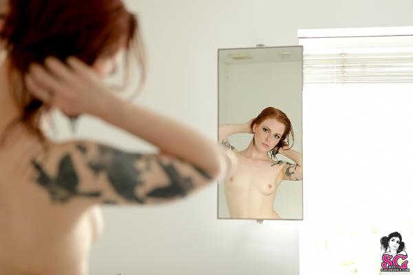 Toda ruivinha até os pentenhos com peitinhos lindos nua na banheira