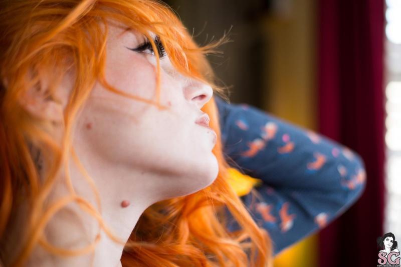 Ruiva gostosa e muito sensual peladinha mostrando os peitos