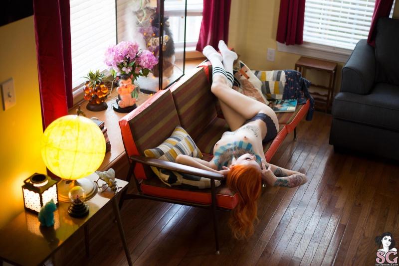 Ruiva gostosa e muito sensual peladinha mostrando os peitos