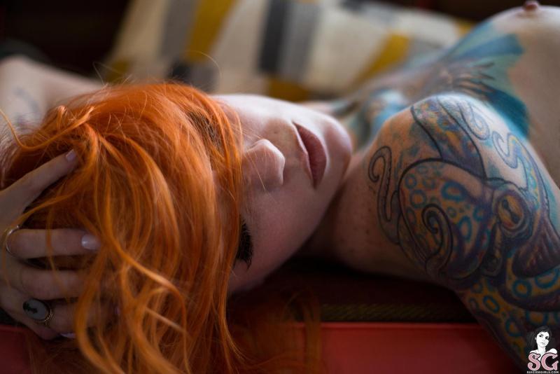 Ruiva gostosa e muito sensual peladinha mostrando os peitos