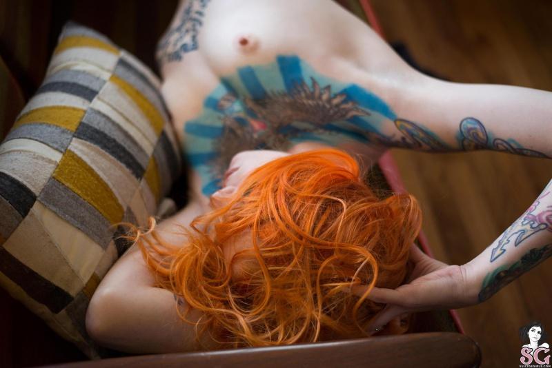 Ruiva gostosa e muito sensual peladinha mostrando os peitos