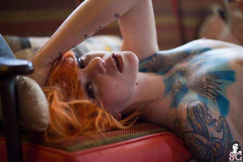 Ruiva gostosa e muito sensual peladinha mostrando os peitos