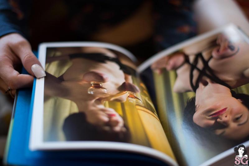 Ruiva gostosa e muito sensual peladinha mostrando os peitos