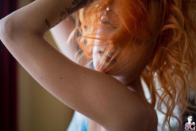 Ruiva gostosa e muito sensual peladinha mostrando os peitos