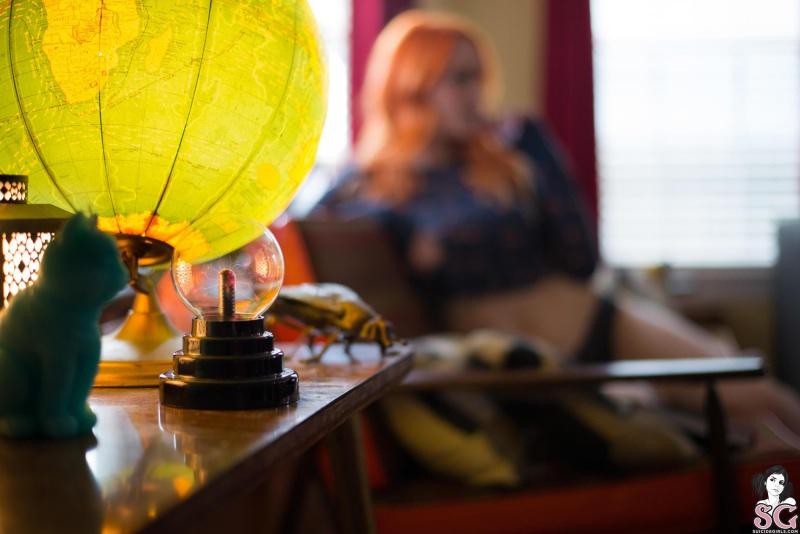 Ruiva gostosa e muito sensual peladinha mostrando os peitos