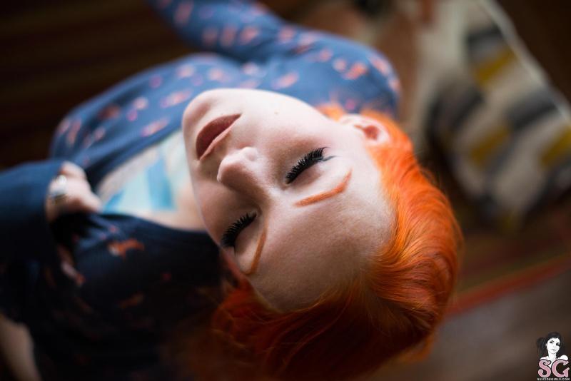 Ruiva gostosa e muito sensual peladinha mostrando os peitos