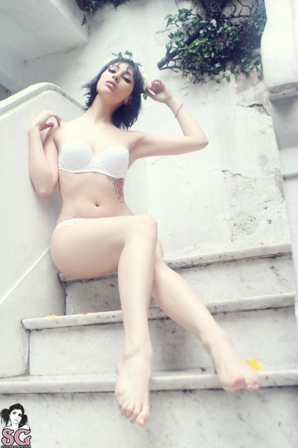 Morenaça tatuada rabão lindo buceta depilda