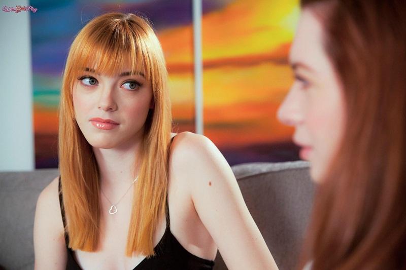 Ruiva e morena se chupando gostoso