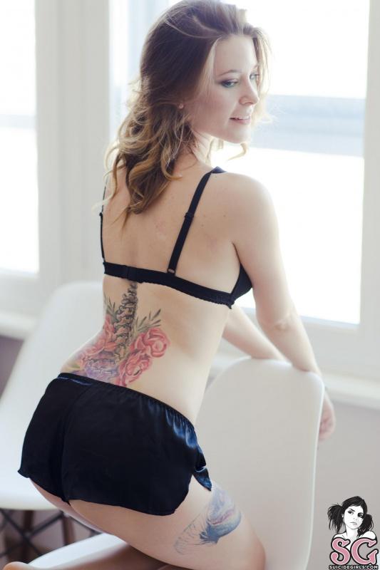 Morena magrinha gostosa pelada