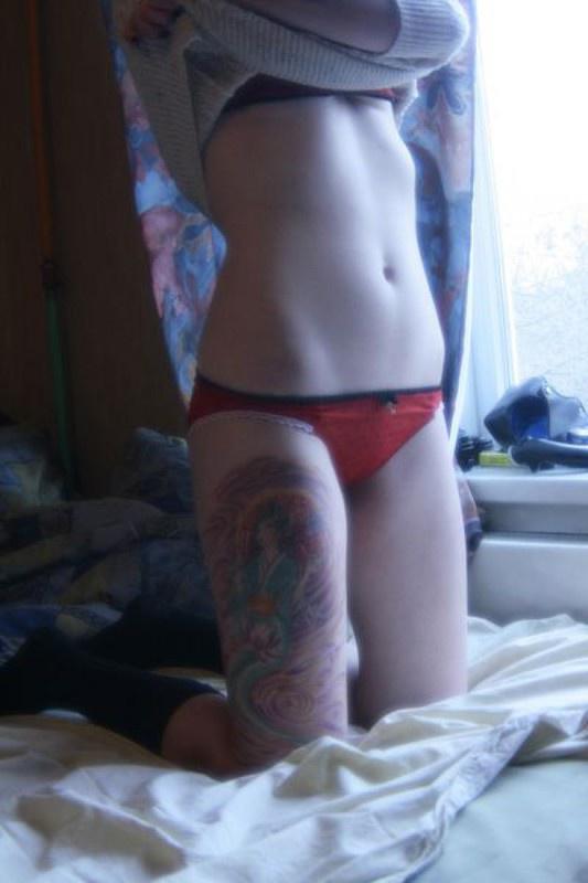 Ninfeta envergonhadinha com bela tatoo peladinha