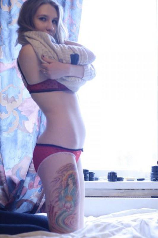 Ninfeta envergonhadinha com bela tatoo peladinha