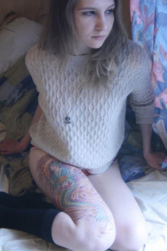 Ninfeta envergonhadinha com bela tatoo peladinha