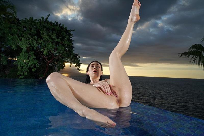 Morena gostosa peladinha muito delicia e safadinha