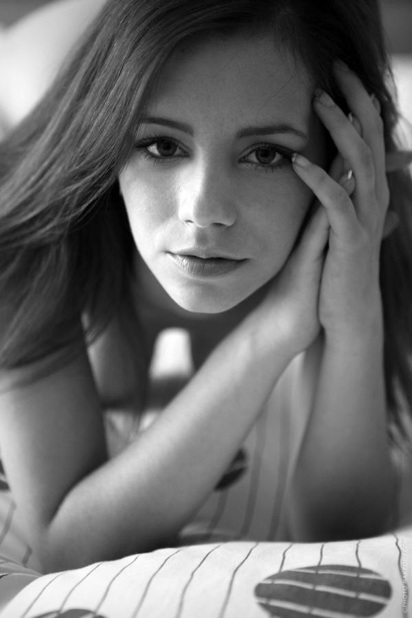 Gostosa da buceta peluda e peitões grandes pelada safada