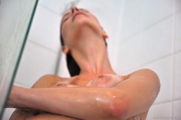 Ruiva deliciosa peladinha banho praticando yoga