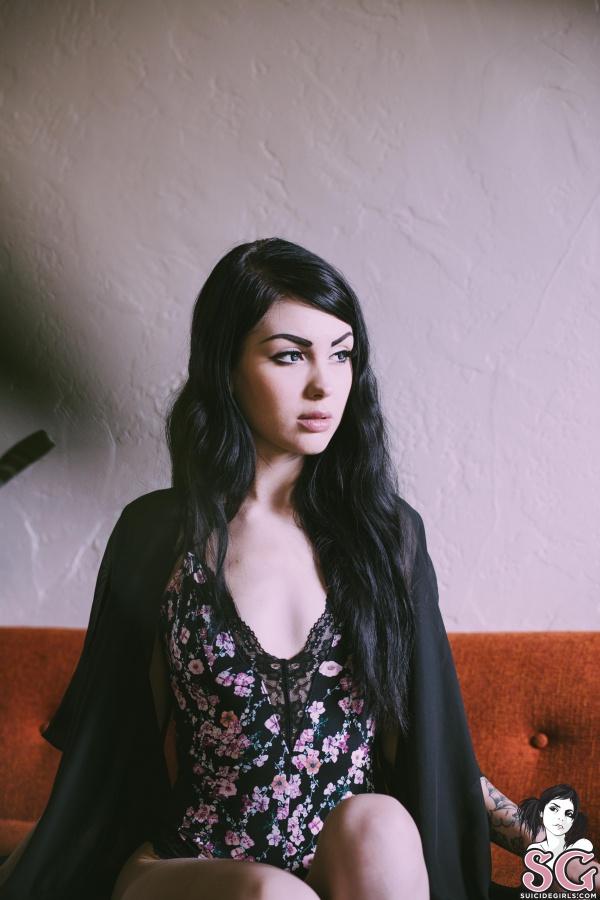 Arwen Lush morena tatuada linda da bunda perfeita