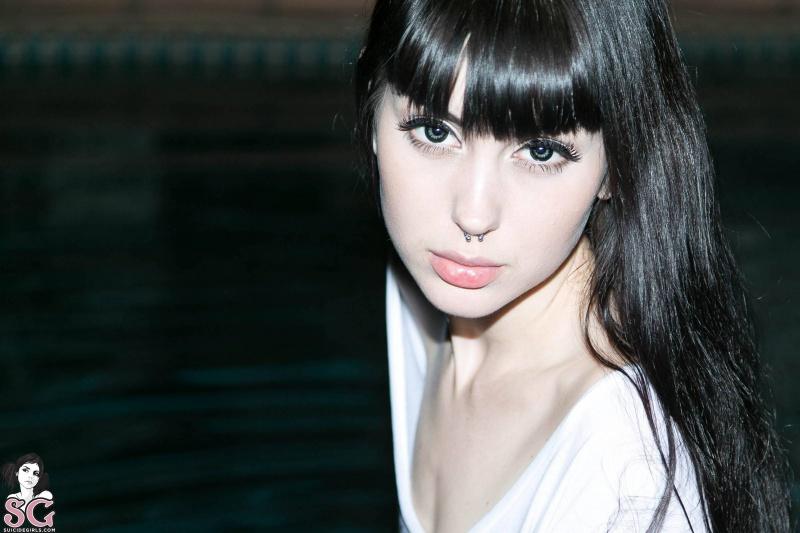 Morena perfeita peladinha na piscina bunda gostosa