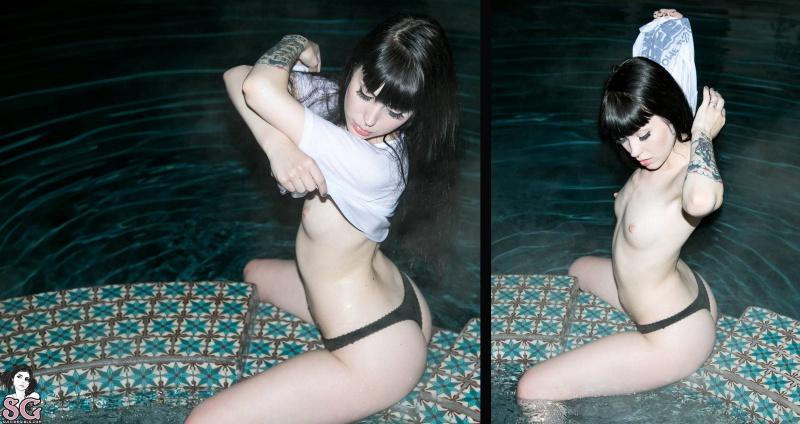 Morena perfeita peladinha na piscina bunda gostosa