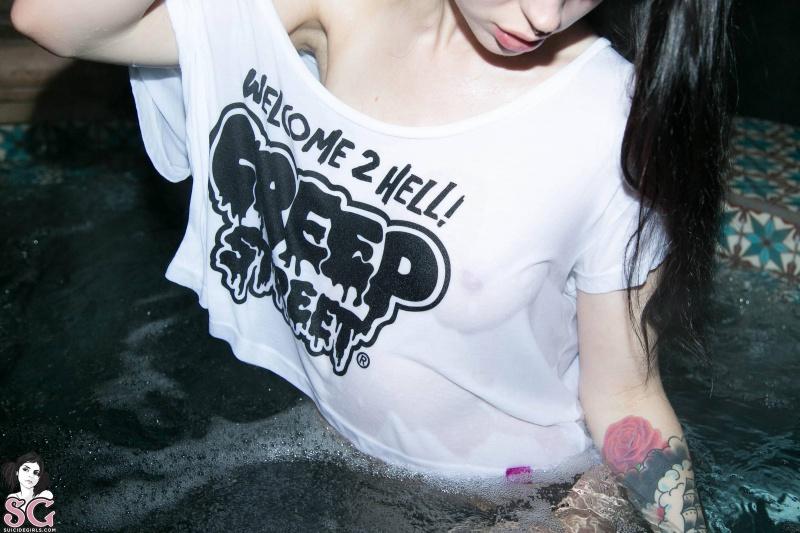 Morena perfeita peladinha na piscina bunda gostosa