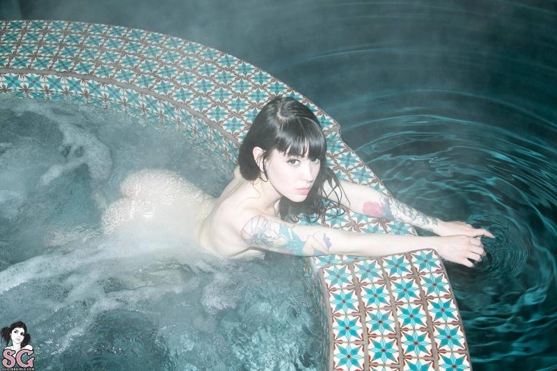 Morena perfeita peladinha na piscina bunda gostosa