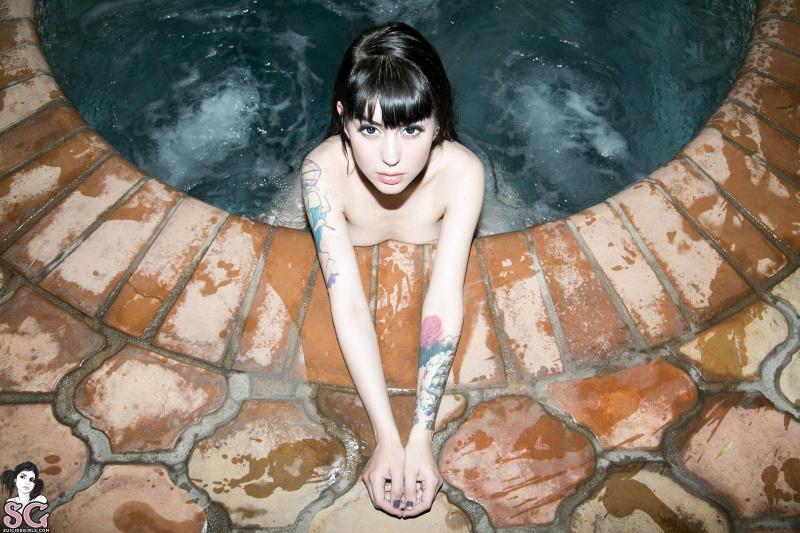 Morena perfeita peladinha na piscina bunda gostosa