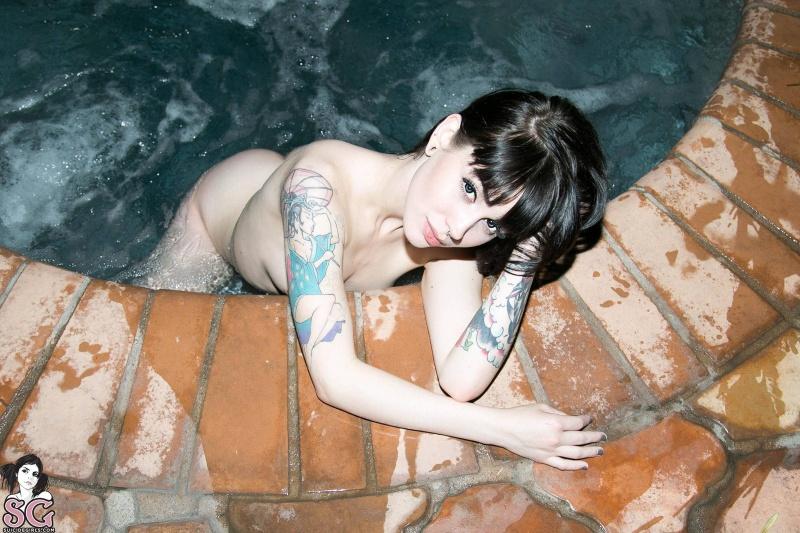 Morena perfeita peladinha na piscina bunda gostosa