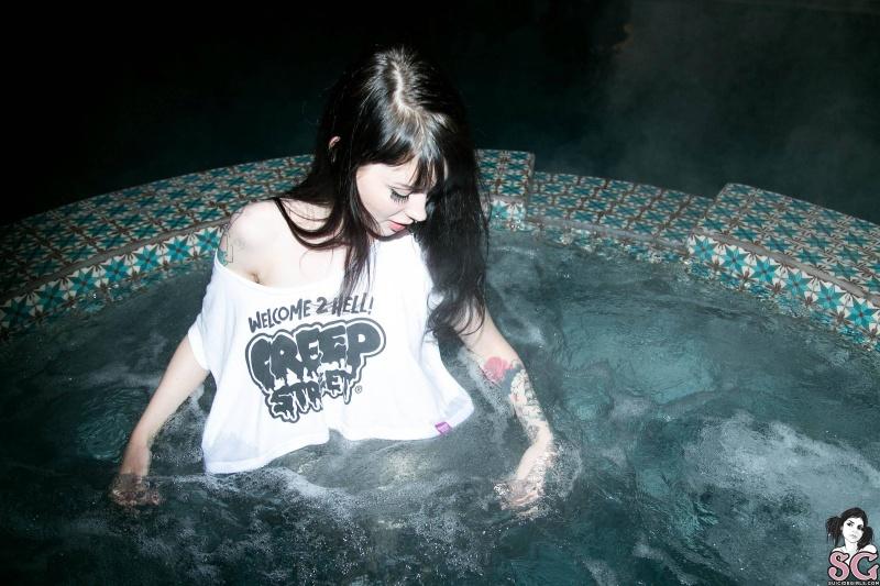 Morena perfeita peladinha na piscina bunda gostosa