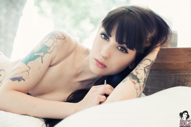 Branquelinha tatuada gostosa pelada