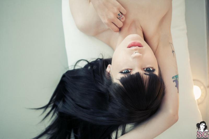 Branquelinha tatuada gostosa pelada