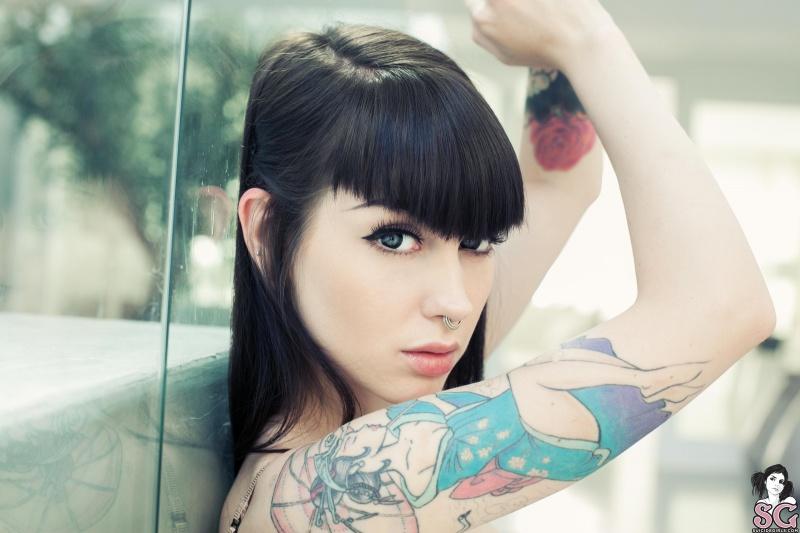 Branquelinha tatuada gostosa pelada