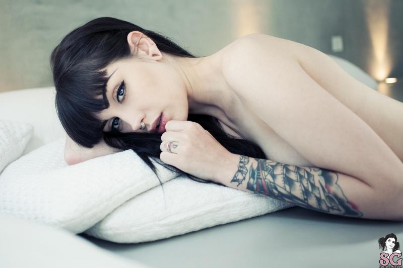 Branquelinha tatuada gostosa pelada