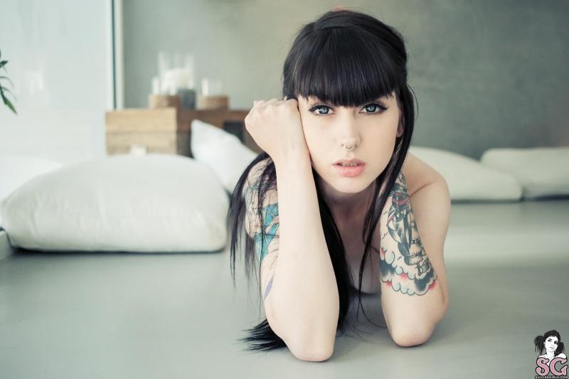Branquelinha tatuada gostosa pelada