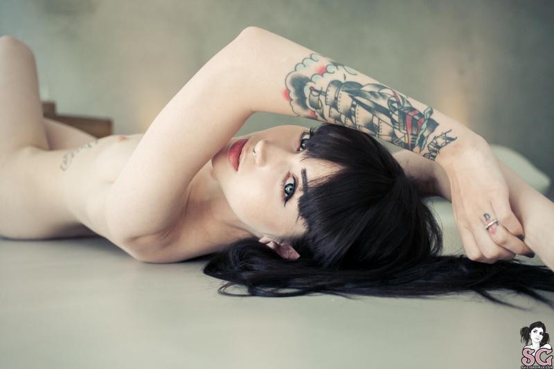 Branquelinha tatuada gostosa pelada