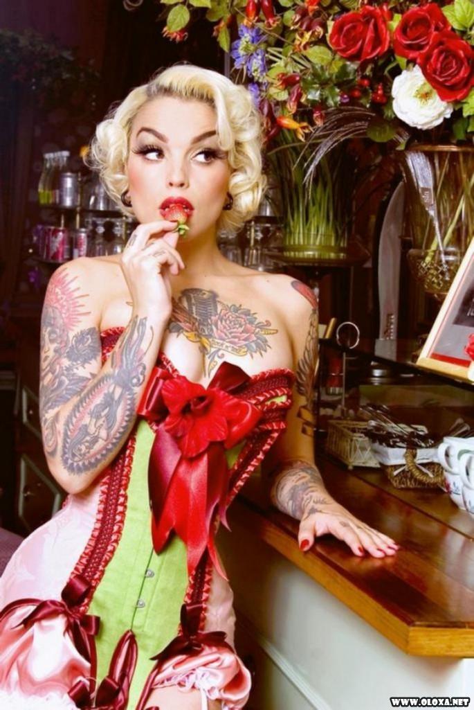 as mais lindas e gostosas gatas tatuadas 61