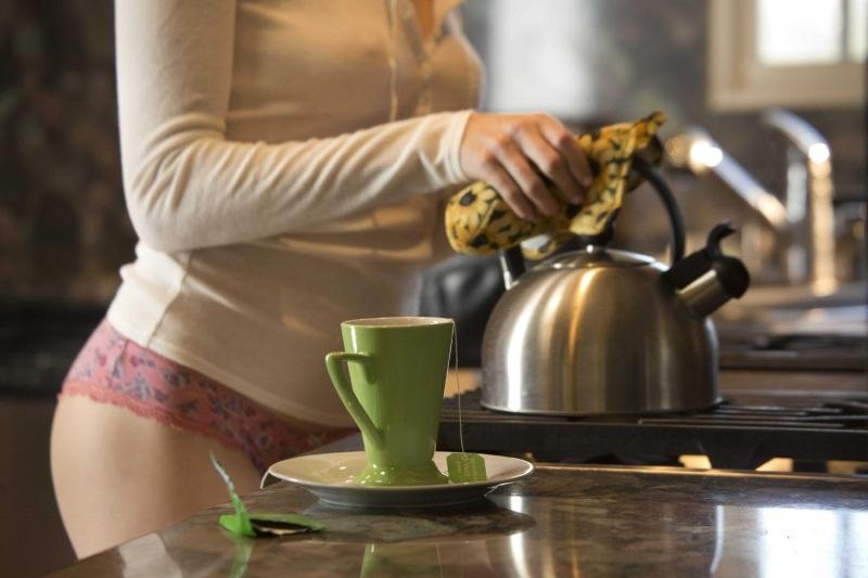 Loirinha delicia peladinha na cozinha bem sensual e safada